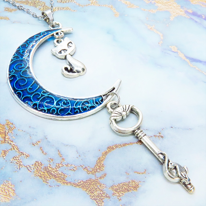 アンティークシルバー ブルームーン マリンブルーの三日月に猫と鍵を吊り下げたネックレス 長さ調整可