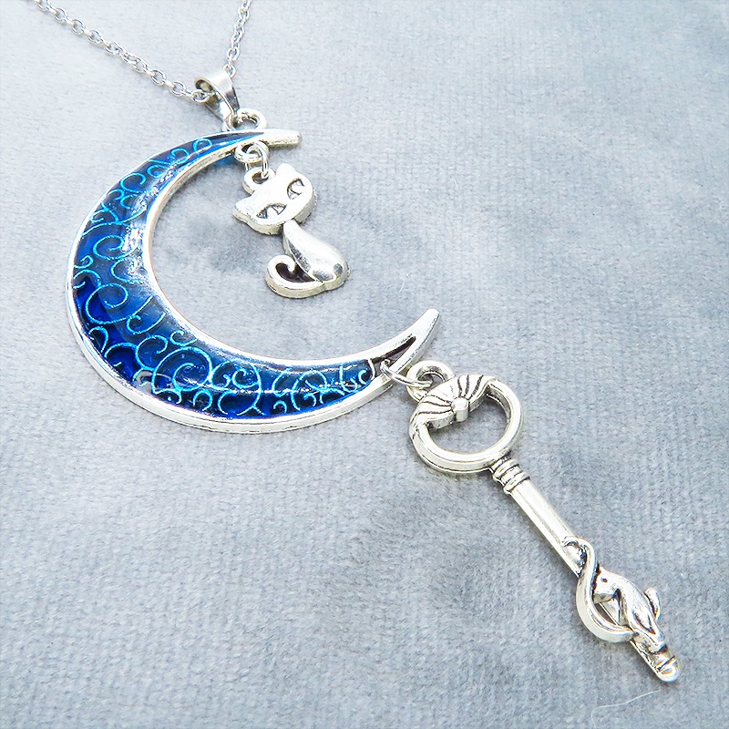 アンティークシルバー ブルームーン マリンブルーの三日月に猫と鍵を吊り下げたネックレス 長さ調整可