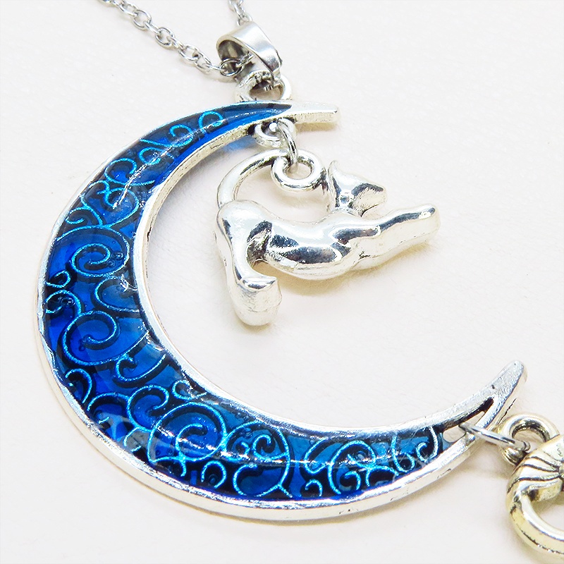 アンティークシルバー ブルームーン マリンブルーの三日月に伸び猫と鍵を吊り下げたネックレス 長さ調整可
