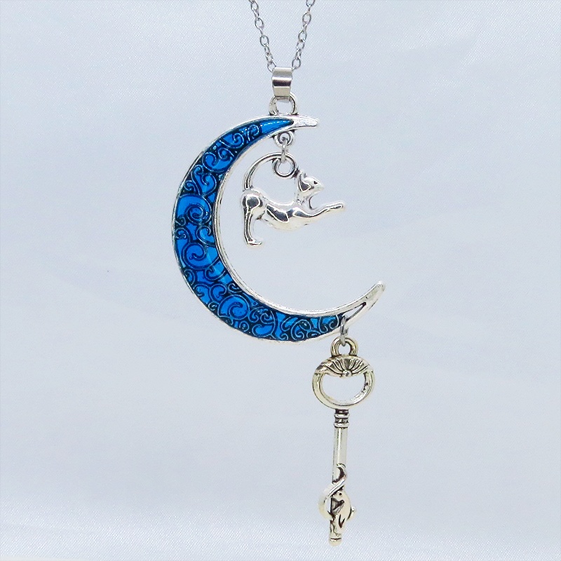アンティークシルバー ブルームーン マリンブルーの三日月に伸び猫と鍵を吊り下げたネックレス 長さ調整可