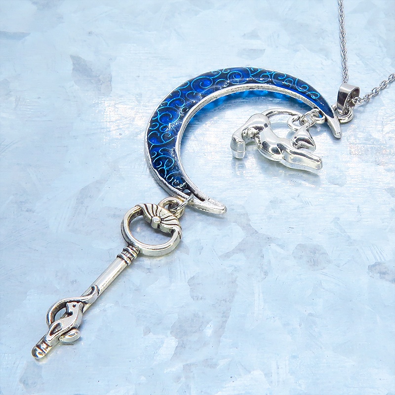 アンティークシルバー ブルームーン マリンブルーの三日月に伸び猫と鍵を吊り下げたネックレス 長さ調整可