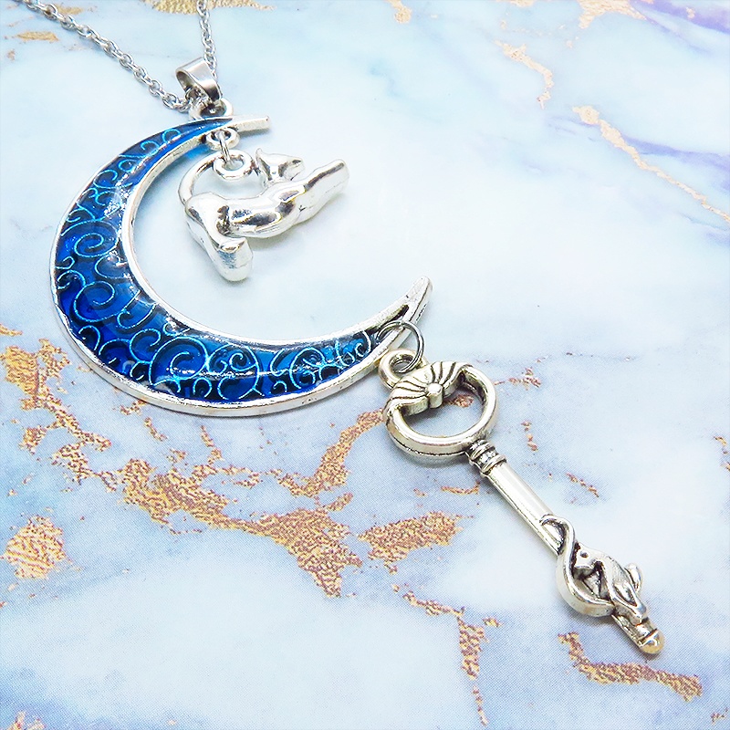 アンティークシルバー ブルームーン マリンブルーの三日月に伸び猫と鍵を吊り下げたネックレス 長さ調整可