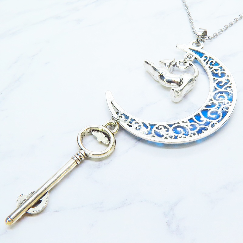 アンティークシルバー ブルームーン マリンブルーの三日月に伸び猫と鍵を吊り下げたネックレス 長さ調整可