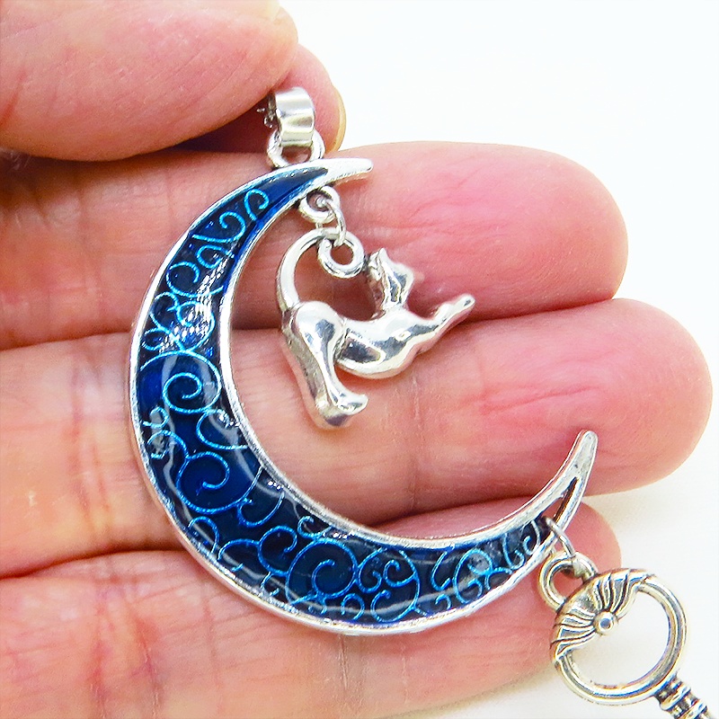 アンティークシルバー ブルームーン マリンブルーの三日月に伸び猫と鍵を吊り下げたネックレス 長さ調整可