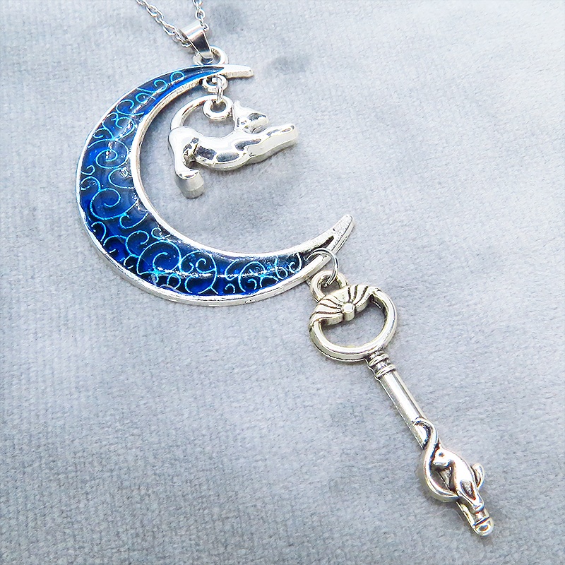 アンティークシルバー ブルームーン マリンブルーの三日月に伸び猫と鍵を吊り下げたネックレス 長さ調整可