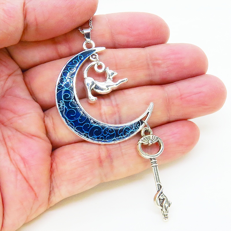 アンティークシルバー ブルームーン マリンブルーの三日月に伸び猫と鍵を吊り下げたネックレス 長さ調整可