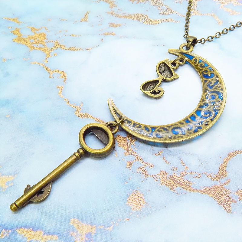 アンティークゴールド ブルームーン マリンブルーの三日月に猫と鍵を吊り下げたネックレス 長さ調整可