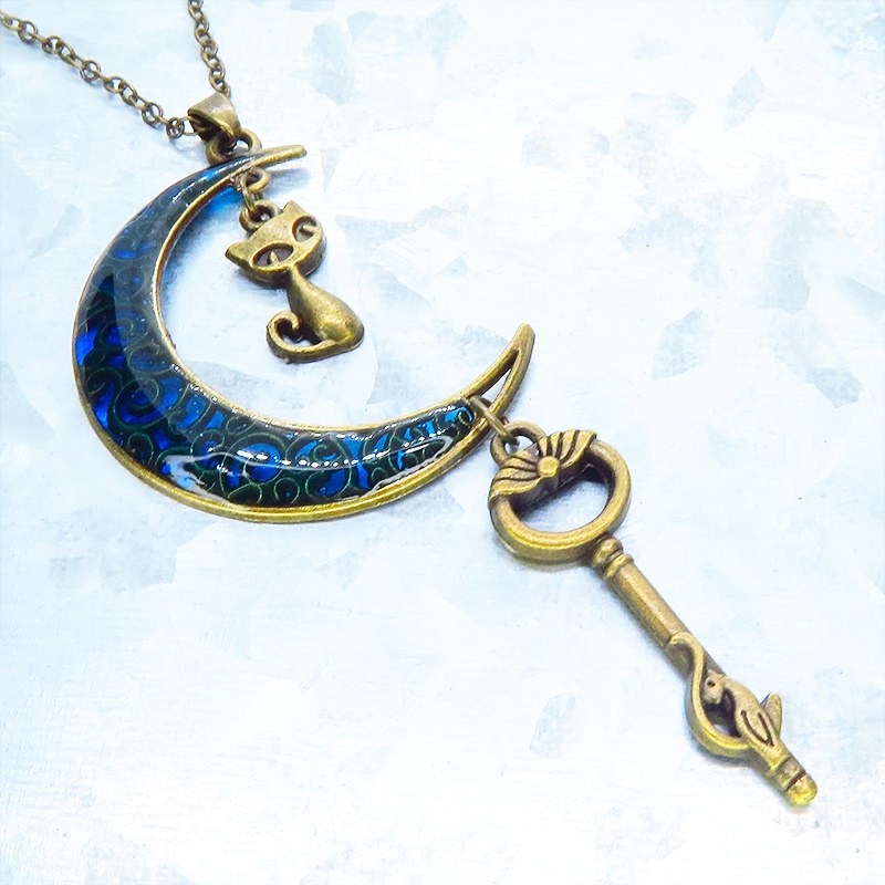 アンティークゴールド ブルームーン マリンブルーの三日月に猫と鍵を吊り下げたネックレス 長さ調整可