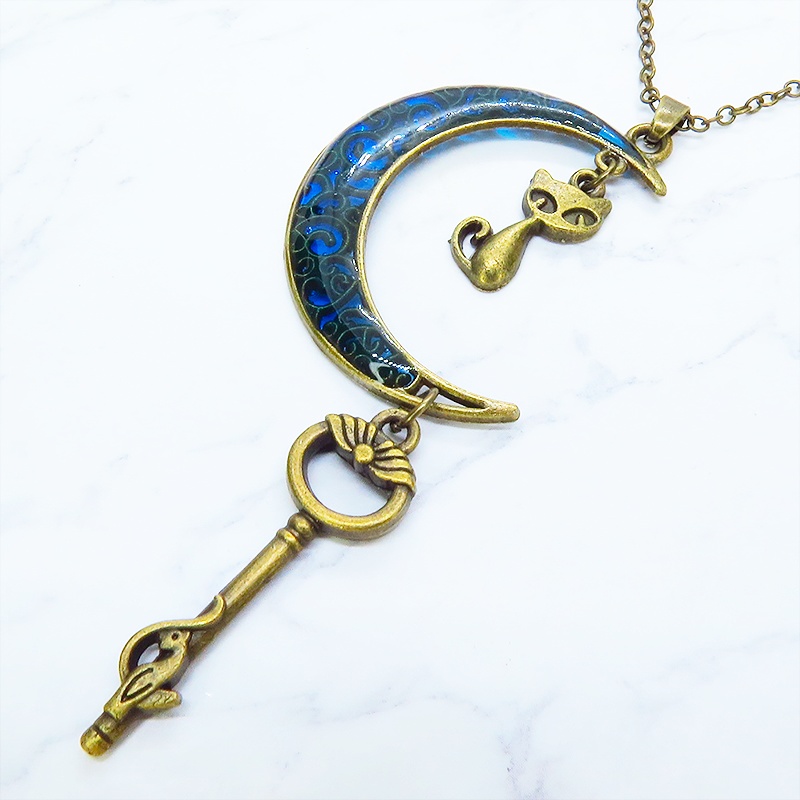 アンティークゴールド ブルームーン マリンブルーの三日月に猫と鍵を吊り下げたネックレス 長さ調整可