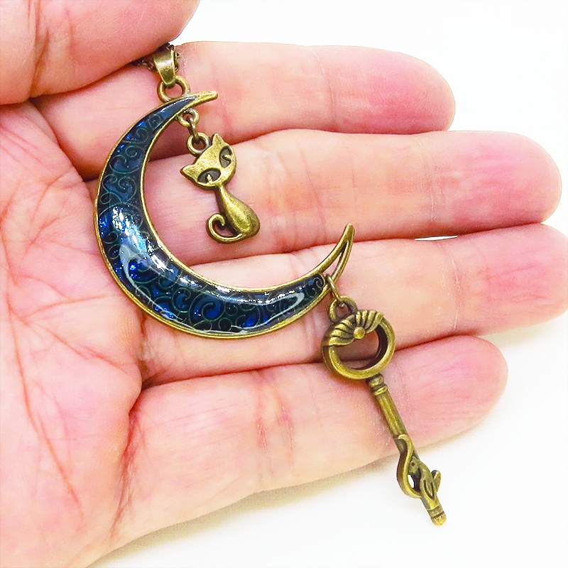 アンティークゴールド ブルームーン マリンブルーの三日月に猫と鍵を吊り下げたネックレス 長さ調整可