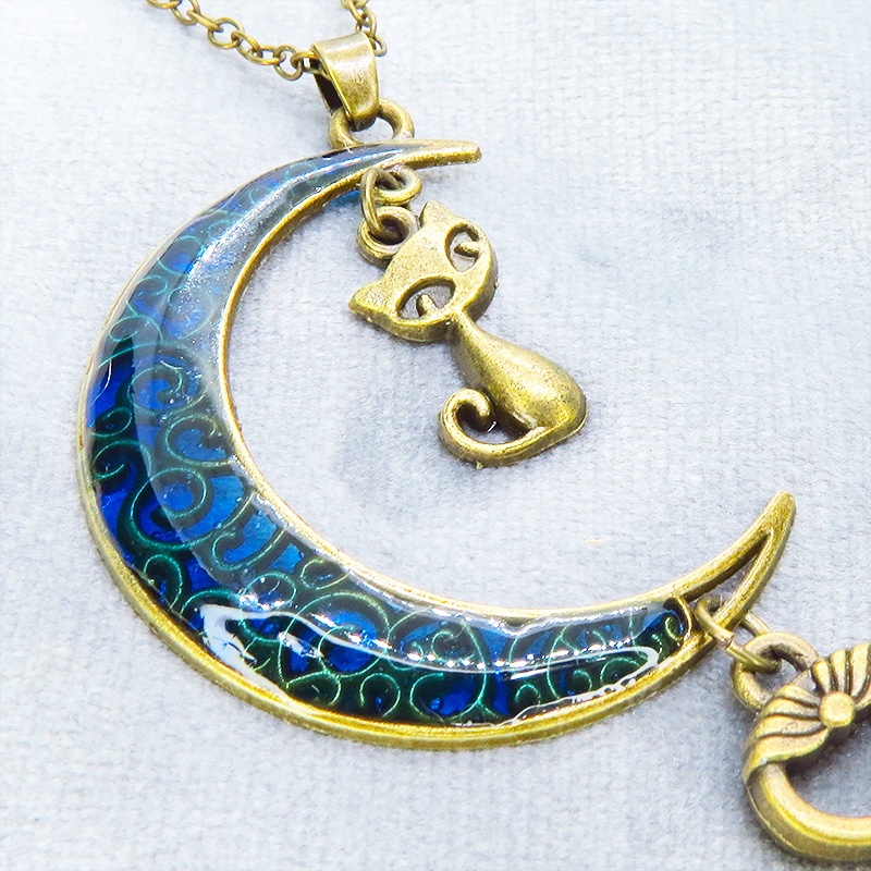 アンティークゴールド ブルームーン マリンブルーの三日月に猫と鍵を吊り下げたネックレス 長さ調整可