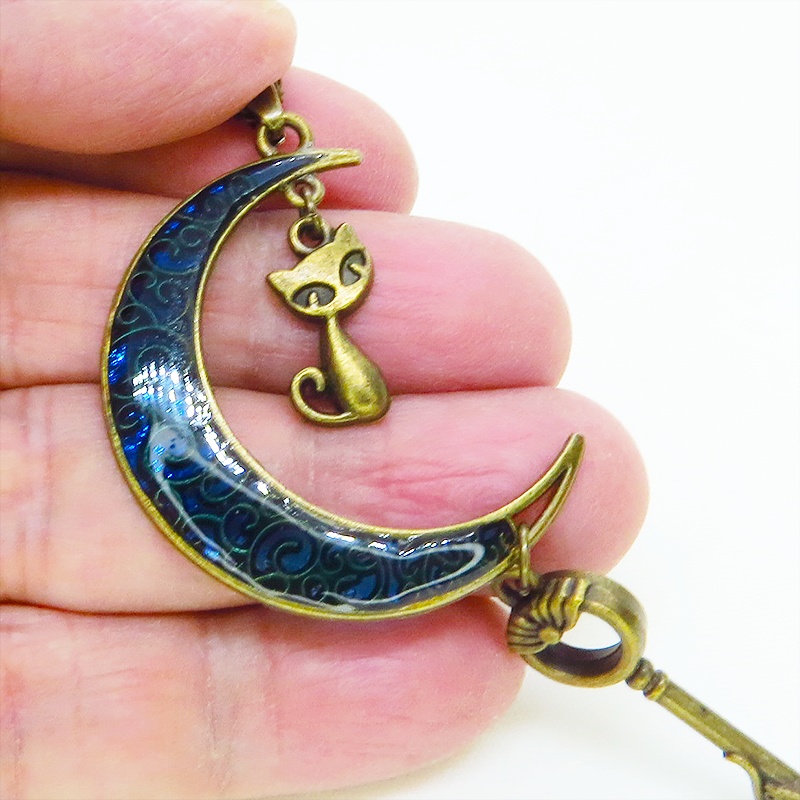 アンティークゴールド ブルームーン マリンブルーの三日月に猫と鍵を吊り下げたネックレス 長さ調整可