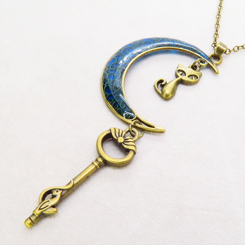 アンティークゴールド ブルームーン マリンブルーの三日月に猫と鍵を吊り下げたネックレス 長さ調整可