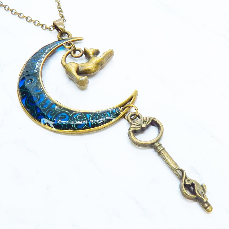 アンティークゴールド ブルームーン マリンブルーの三日月に伸び猫と鍵を吊り下げたネックレス 長さ調整可