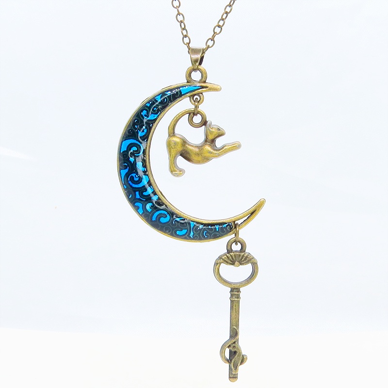 アンティークゴールド ブルームーン マリンブルーの三日月に伸び猫と鍵を吊り下げたネックレス 長さ調整可