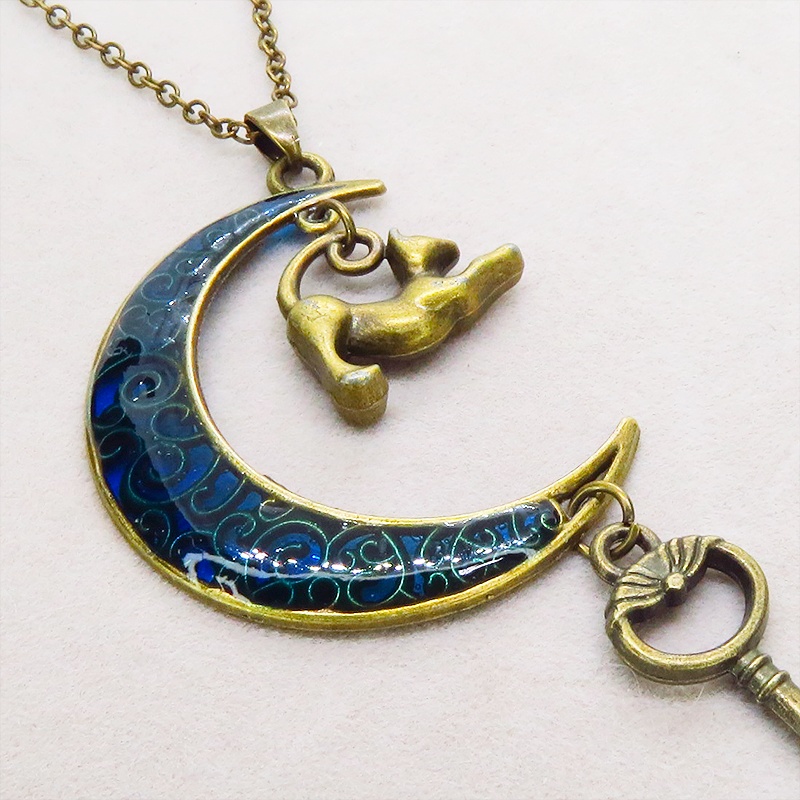 アンティークゴールド ブルームーン マリンブルーの三日月に伸び猫と鍵を吊り下げたネックレス 長さ調整可