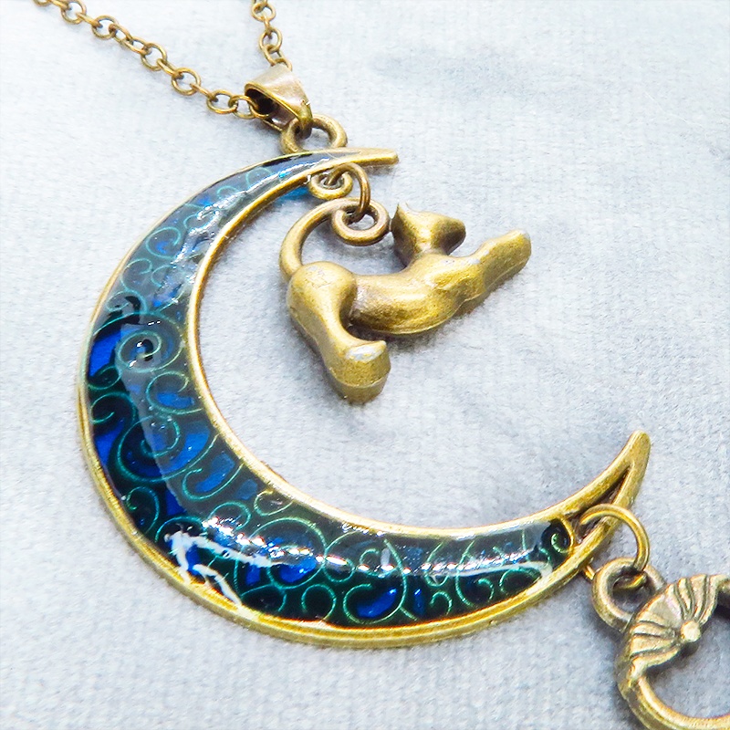 アンティークゴールド ブルームーン マリンブルーの三日月に伸び猫と鍵を吊り下げたネックレス 長さ調整可