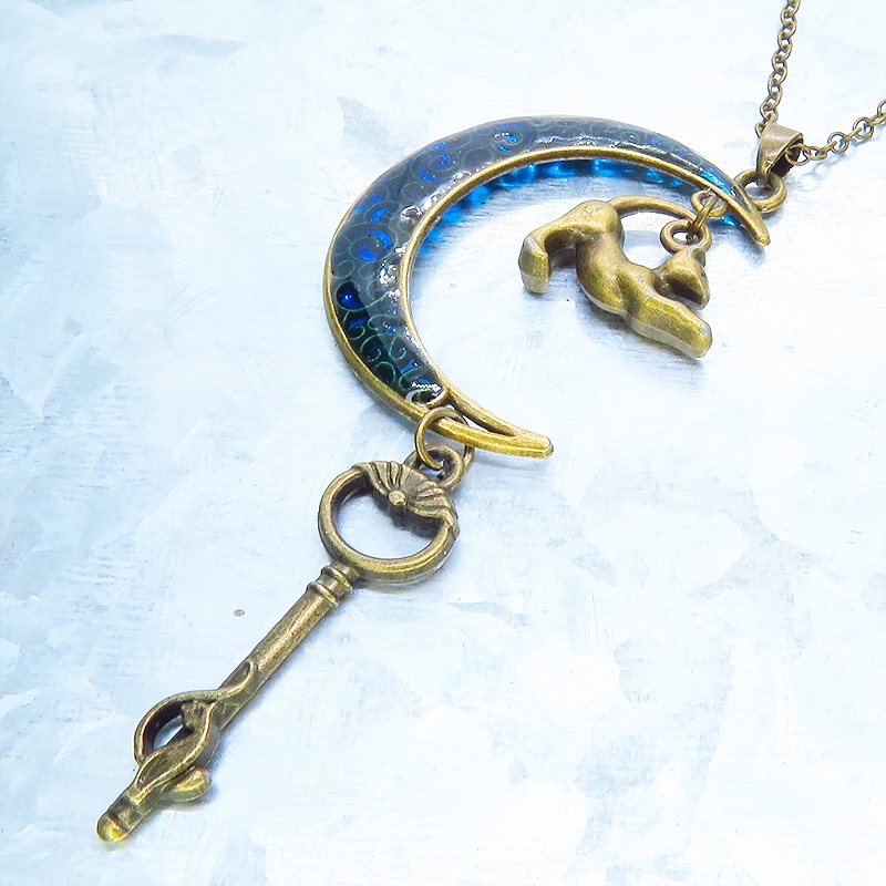 アンティークゴールド ブルームーン マリンブルーの三日月に伸び猫と鍵を吊り下げたネックレス 長さ調整可
