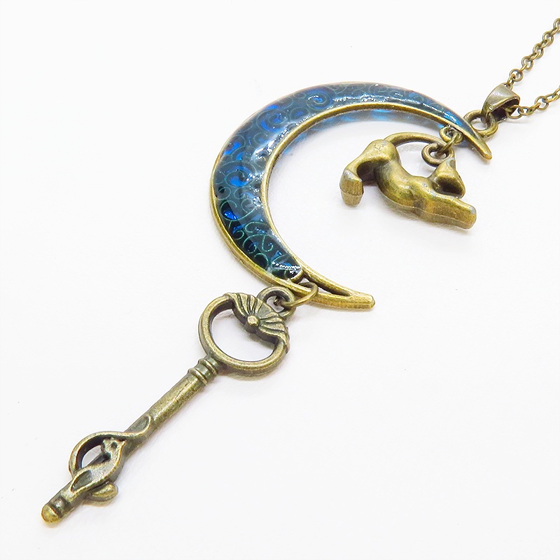 アンティークゴールド ブルームーン マリンブルーの三日月に伸び猫と鍵を吊り下げたネックレス 長さ調整可