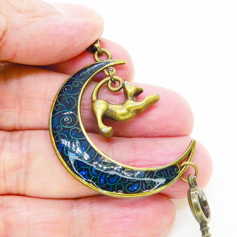 アンティークゴールド ブルームーン マリンブルーの三日月に伸び猫と鍵を吊り下げたネックレス 長さ調整可