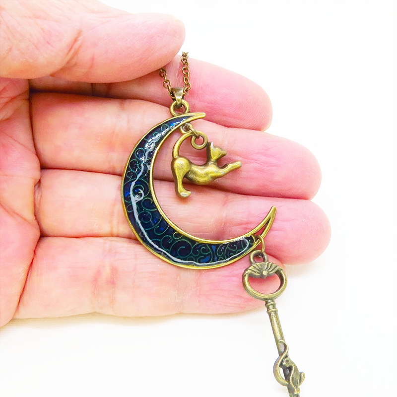 アンティークゴールド ブルームーン マリンブルーの三日月に伸び猫と鍵を吊り下げたネックレス 長さ調整可