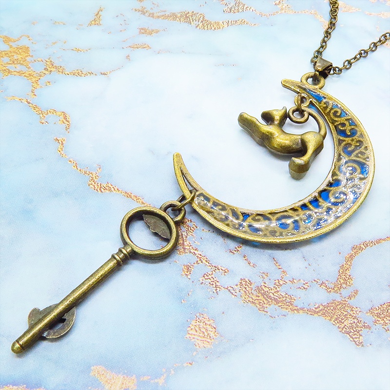 アンティークゴールド ブルームーン マリンブルーの三日月に伸び猫と鍵を吊り下げたネックレス 長さ調整可