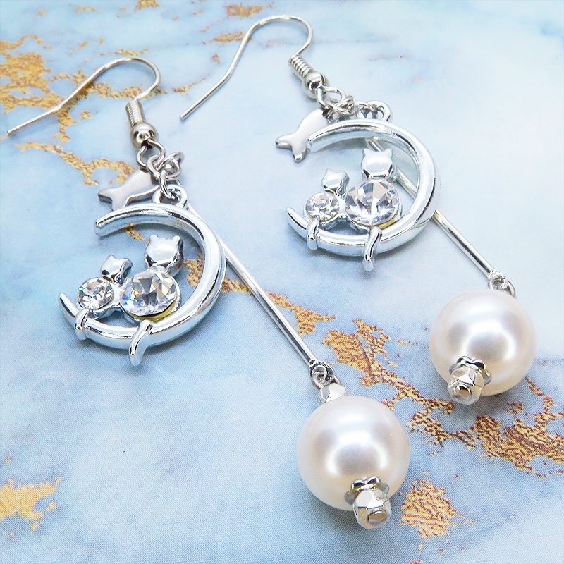 シルバーカラー 三日月に座る親子猫と大きめスワロフスキーパールのロングピアス サージカル可