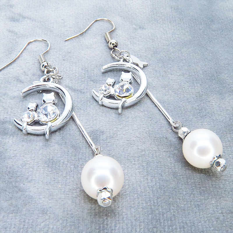 シルバーカラー 三日月に座る親子猫と大きめスワロフスキーパールのロングピアス サージカル可