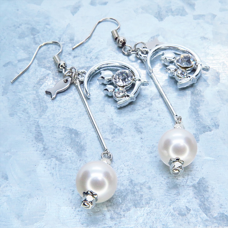 シルバーカラー 三日月に座る親子猫と大きめスワロフスキーパールのロングピアス サージカル可