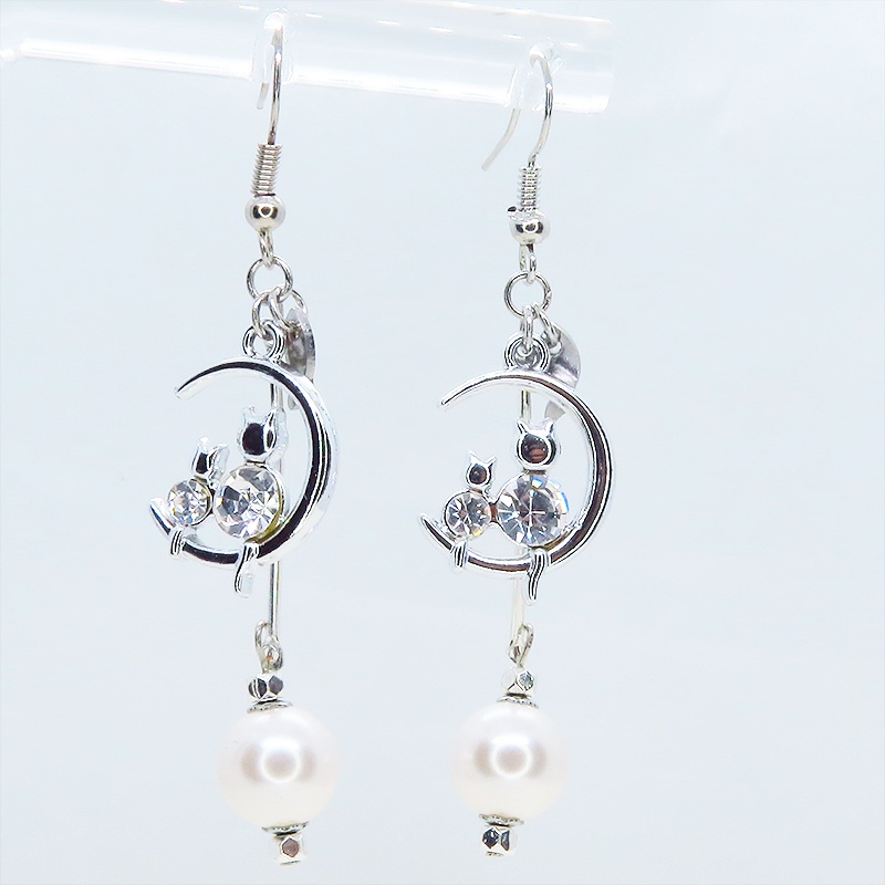 シルバーカラー 三日月に座る親子猫と大きめスワロフスキーパールのロングピアス サージカル可