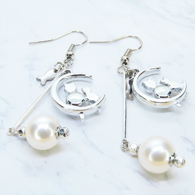 シルバーカラー 三日月に座る親子猫と大きめスワロフスキーパールのロングピアス サージカル可