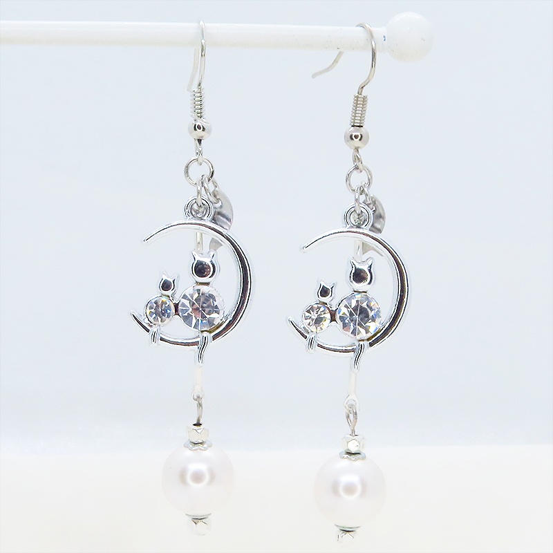 シルバーカラー 三日月に座る親子猫と大きめスワロフスキーパールのロングピアス サージカル可