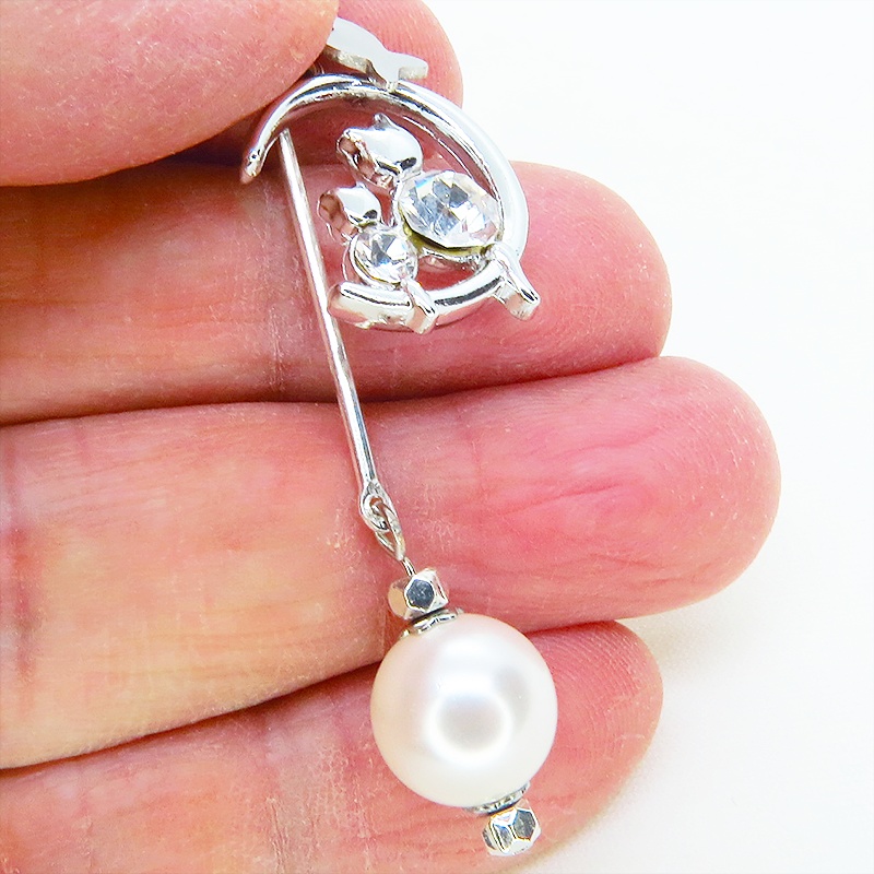 シルバーカラー 三日月に座る親子猫と大きめスワロフスキーパールのロングピアス サージカル可