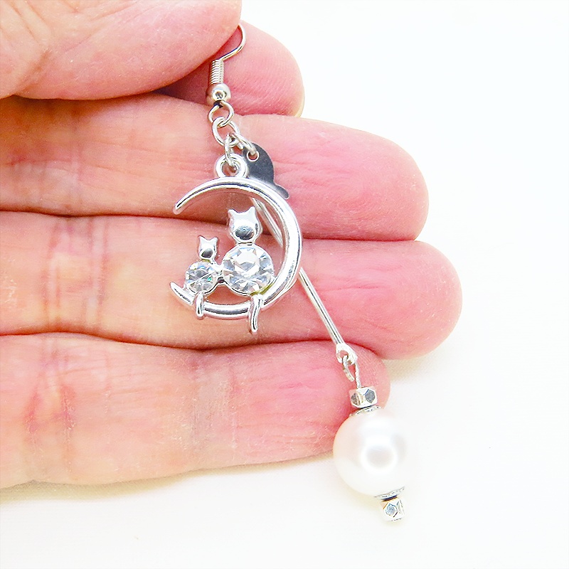 シルバーカラー 三日月に座る親子猫と大きめスワロフスキーパールのロングピアス サージカル可