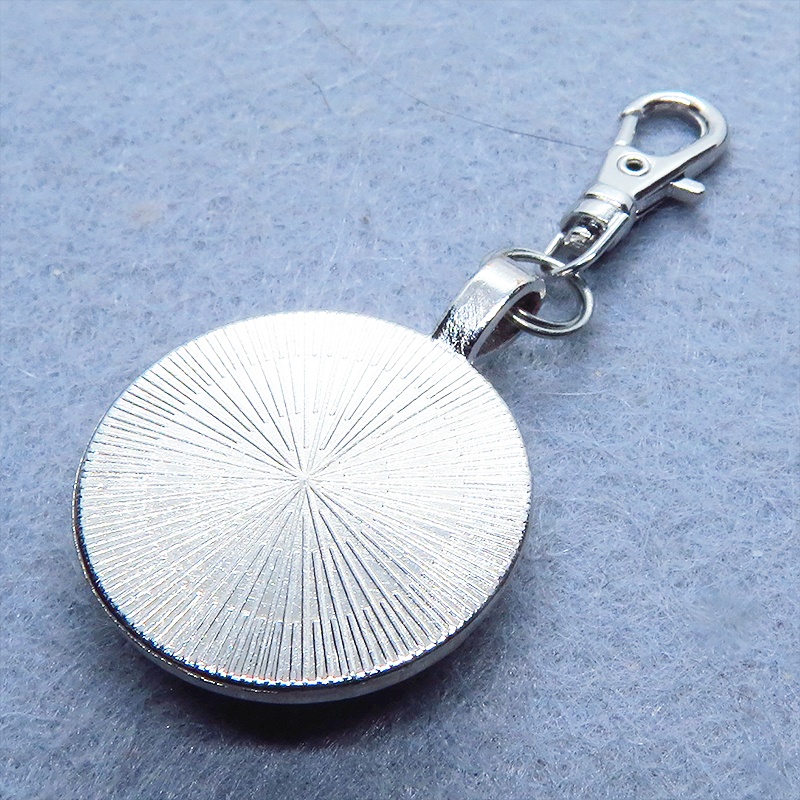 アンティークシルバー 三日月にのる黒猫シルエットのキーホルダー カボション 金具交換可