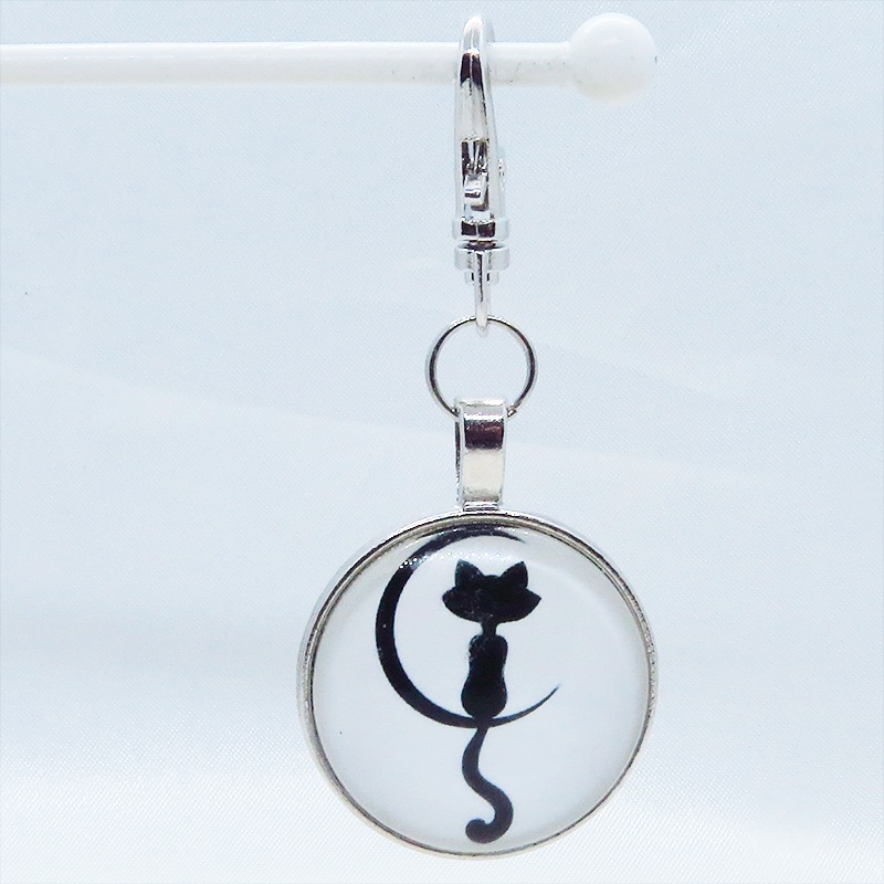 アンティークシルバー 三日月にのる黒猫シルエットのキーホルダー カボション 金具交換可