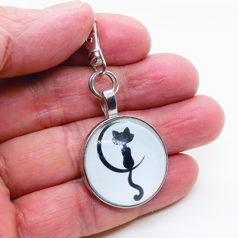アンティークシルバー 三日月にのる黒猫シルエットのキーホルダー カボション 金具交換可