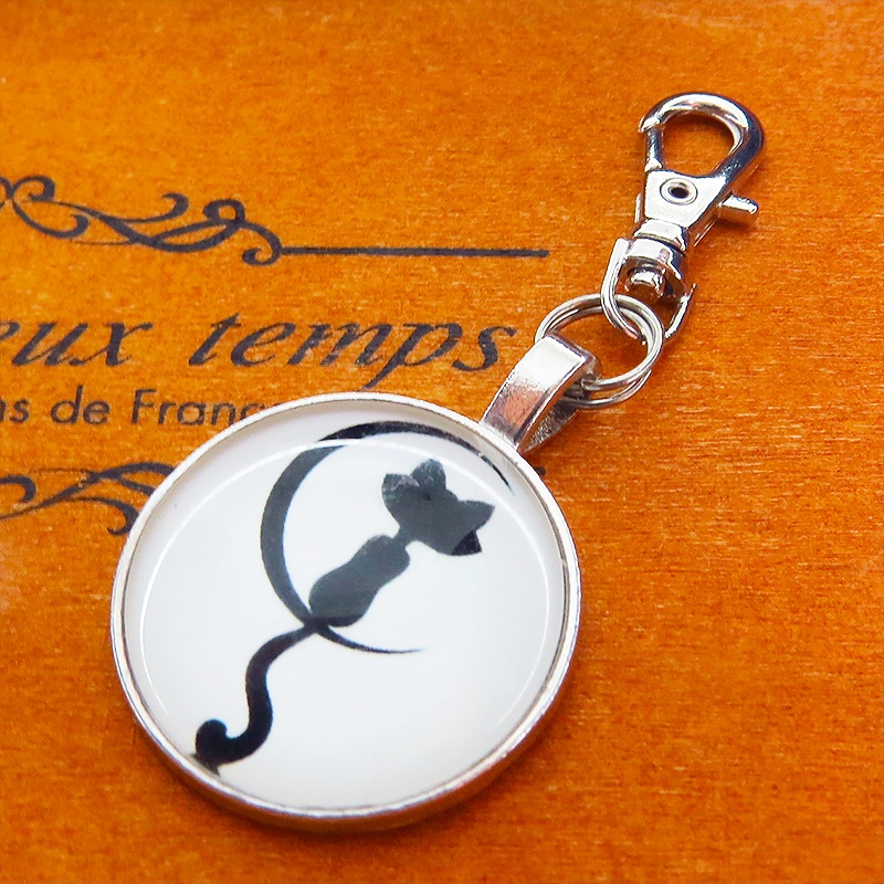 アンティークシルバー 三日月にのる黒猫シルエットのキーホルダー カボション 金具交換可