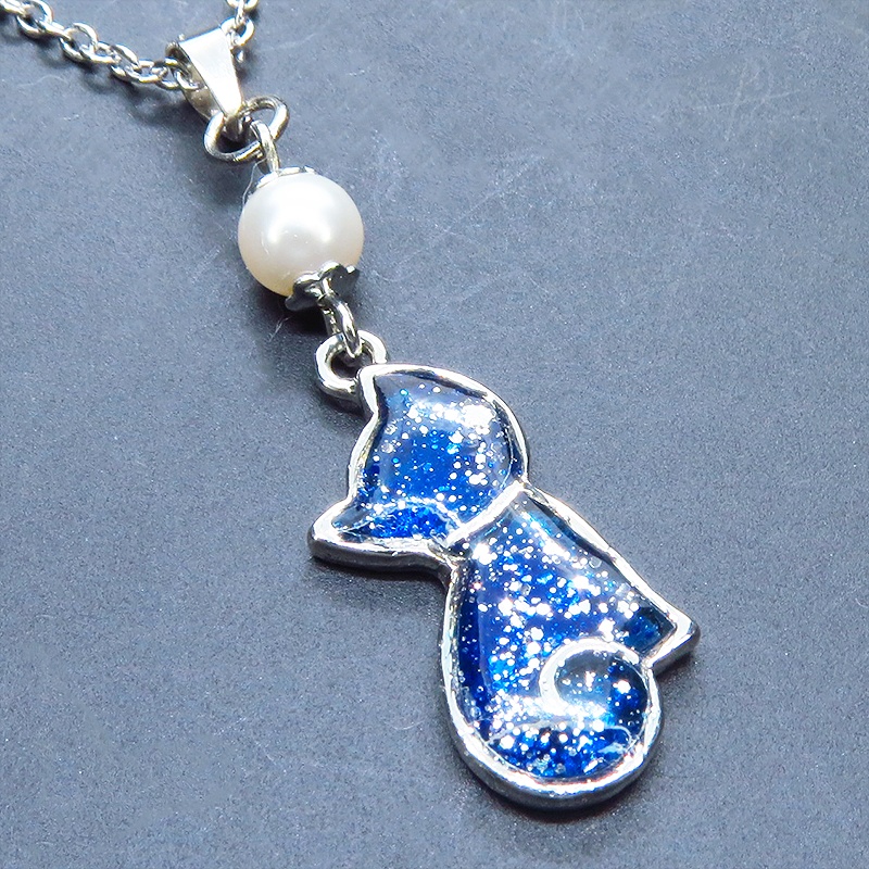シルバーカラー マリンブルーの猫シルエットペンダントネックレス スワロフスキーパール 長さ変更可