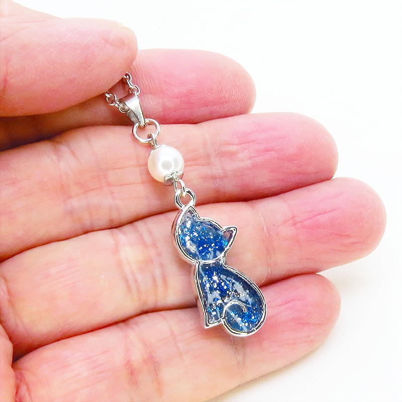 シルバーカラー マリンブルーの猫シルエットペンダントネックレス スワロフスキーパール 長さ変更可
