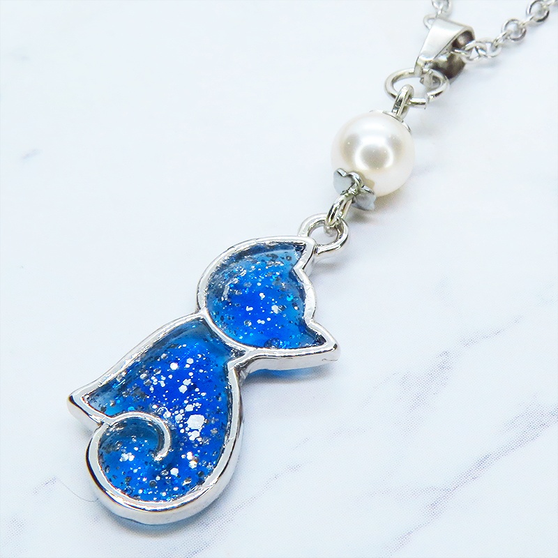 シルバーカラー マリンブルーの猫シルエットペンダントネックレス スワロフスキーパール 長さ変更可