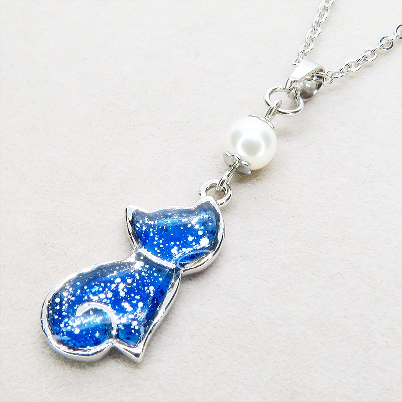 シルバーカラー マリンブルーの猫シルエットペンダントネックレス スワロフスキーパール 長さ変更可