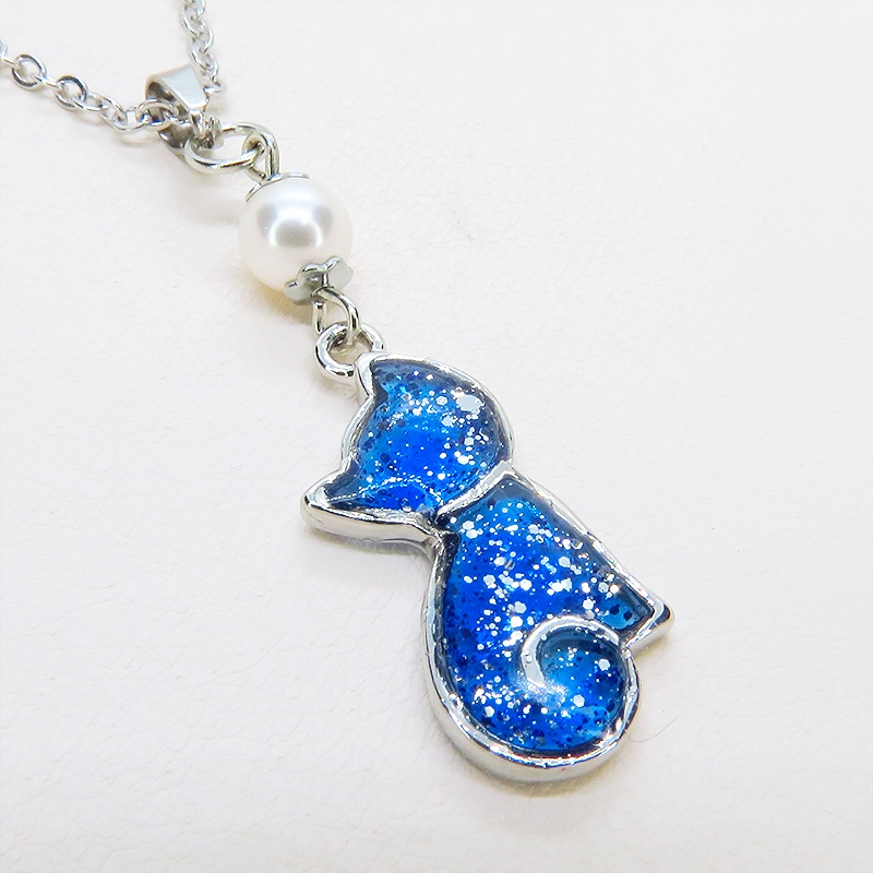 シルバーカラー マリンブルーの猫シルエットペンダントネックレス スワロフスキーパール 長さ変更可