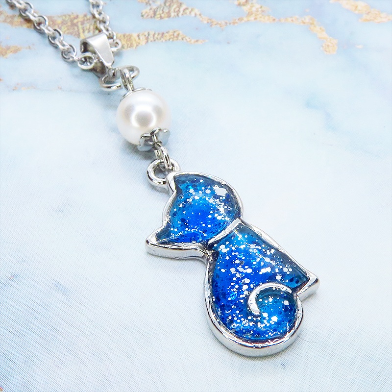 シルバーカラー マリンブルーの猫シルエットペンダントネックレス スワロフスキーパール 長さ変更可