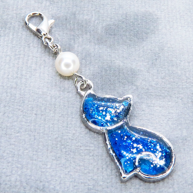 マスク・スマホチャーム シルバーカラー マリンブルーの猫シルエットのチャーム スワロフスキーパール