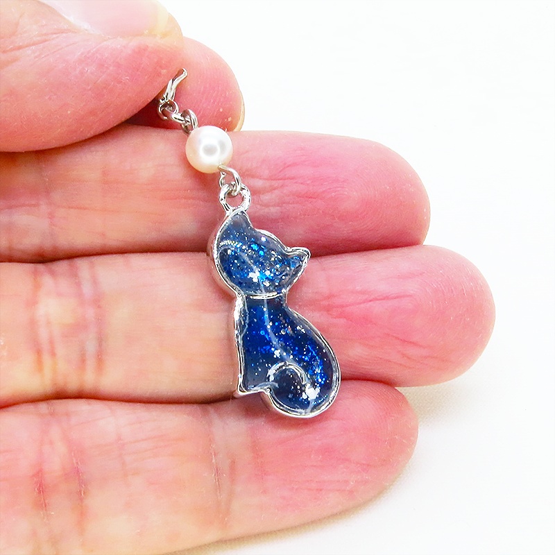 マスク・スマホチャーム シルバーカラー マリンブルーの猫シルエットのチャーム スワロフスキーパール