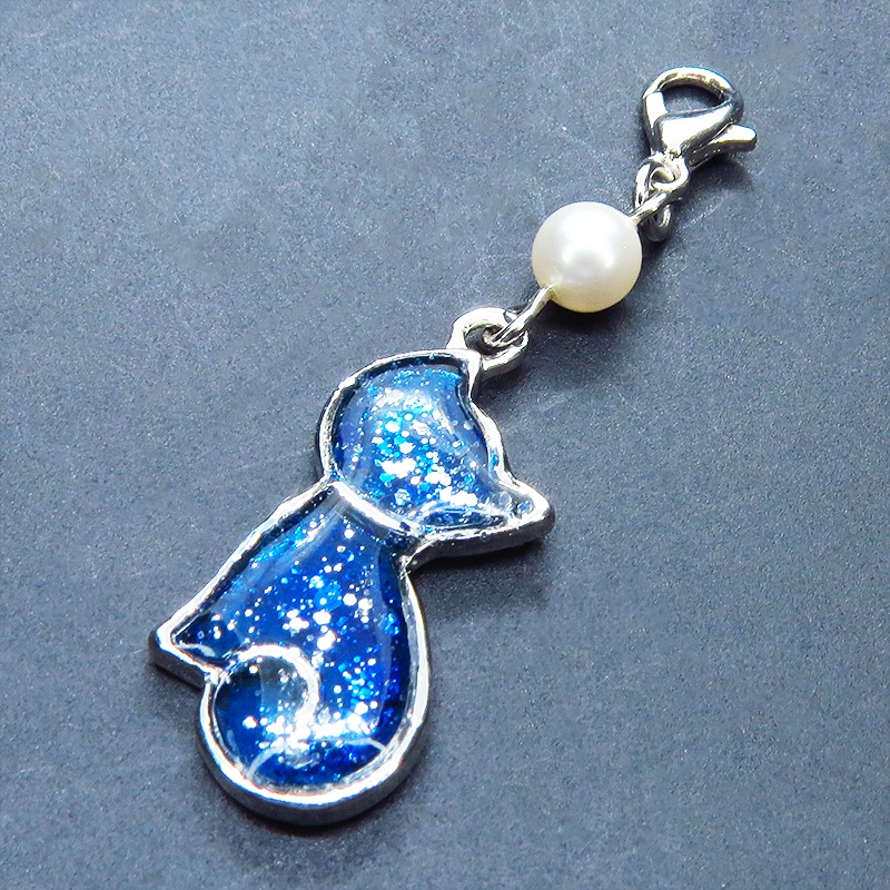 マスク・スマホチャーム シルバーカラー マリンブルーの猫シルエットのチャーム スワロフスキーパール