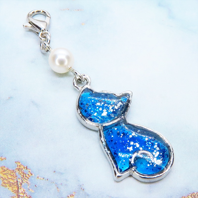 マスク・スマホチャーム シルバーカラー マリンブルーの猫シルエットのチャーム スワロフスキーパール
