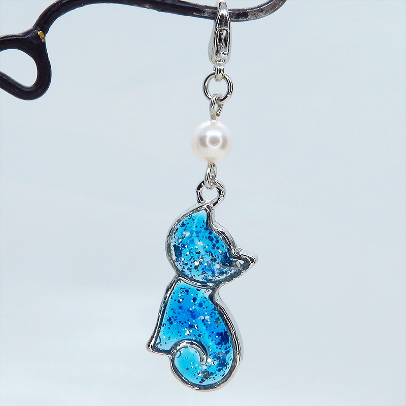 マスク・スマホチャーム シルバーカラー マリンブルーの猫シルエットのチャーム スワロフスキーパール