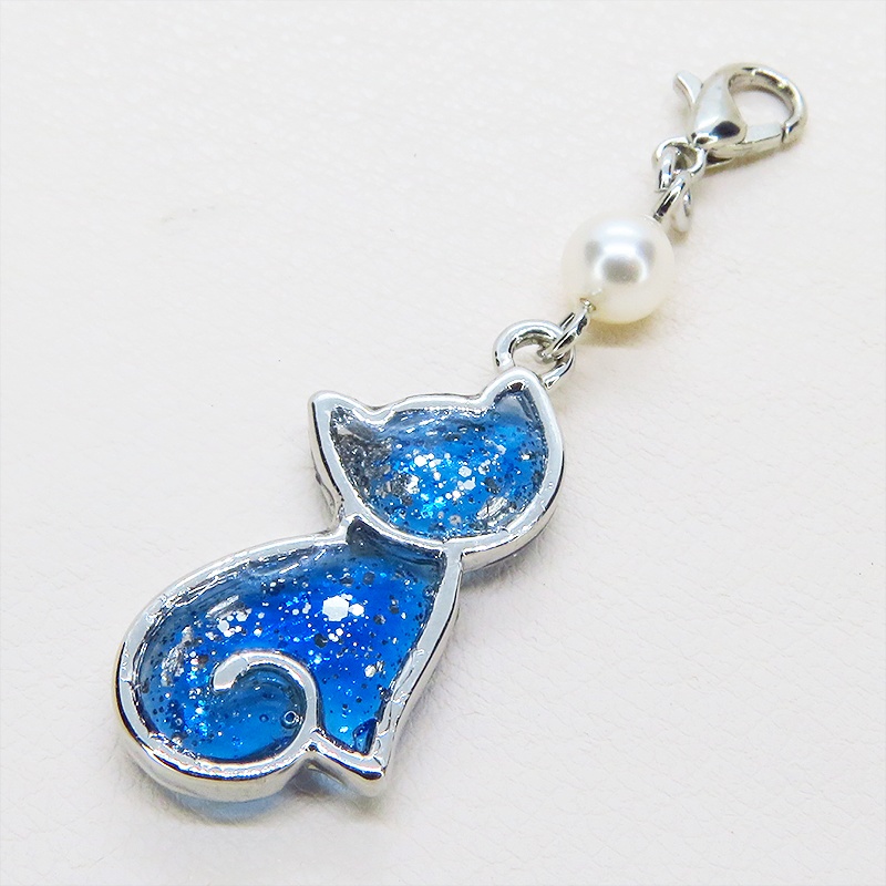 マスク・スマホチャーム シルバーカラー マリンブルーの猫シルエットのチャーム スワロフスキーパール
